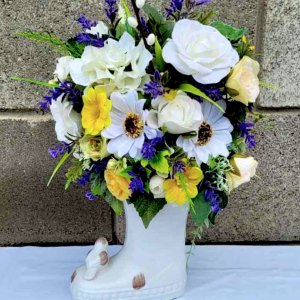 Робота весняна композиція в керамічній вазі