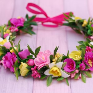 Робота Яскравий весняний віночок жовто-рожево-малиновий