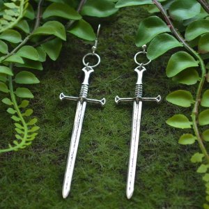Робота Довгі сережки з мечами в готичному стилі