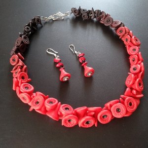 Работа Черно красное колье из полимерной глины Гвоздики