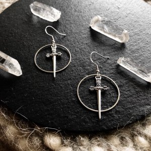 Робота Срібні сережки із мечами в магічному колі