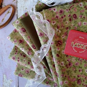 Работа Хлопок для рукоделия мелкие цветочки на оливковом фоне