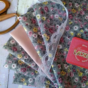 Робота Тканина бавовна для рукоділля дрібні квіточки на сірому