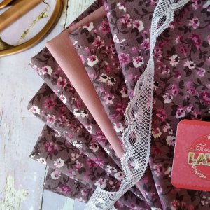 Работа Хлопок для рукоделия мелкие цветочки на пыльно-лиловом фоне