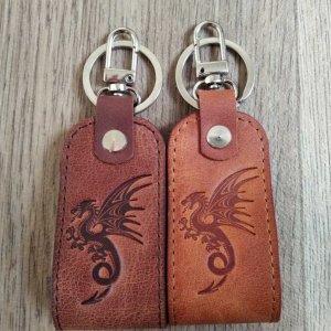 Работа Брелок для ключей из натуральной кожи.