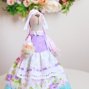 Работа Зайка пасхальная «Хозяюшка  в сиреневом»