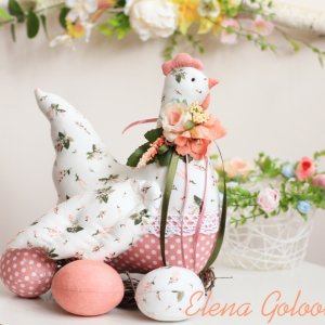 Работа Великоднева курочка   Персикова  з текстильным яйцями 