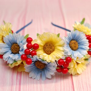 Робота Пишний обруч з жовто-блакитними квітами та червоною калиною