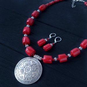 Работа Колье из натуральных кораллов и серьги
