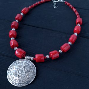 Робота Намисто з натуральних коралів з підвіскою