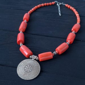 Робота Намисто з натуральних коралів з медальйоном