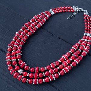 Работа Трехрядные бусы из натуральных кораллов "Зов сердца"