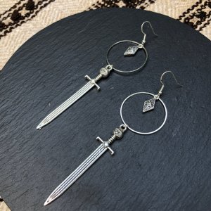 Робота Сережки-підвіски з мечами та кільцями