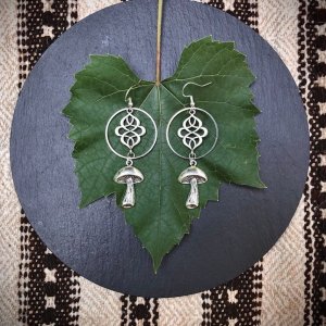 Робота Сережки з грибочками, кільцями та кельтським вузлом