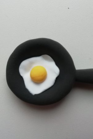 Робота Магніт на холодильник у вигляді сковорідки