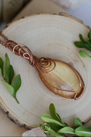 Робота Мідна підвіска з вставкою з епоксидної смоли