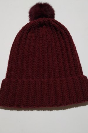 Работа Женская тёплая шапка бини с помпоном