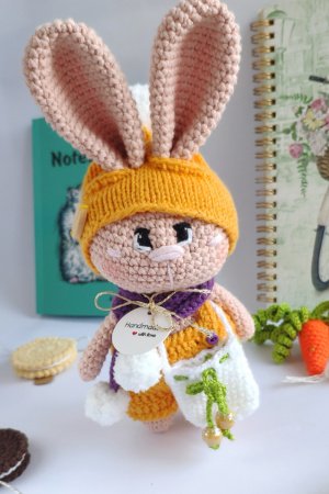 Работа Детская вязанная игрушка Зайчик с морковкой