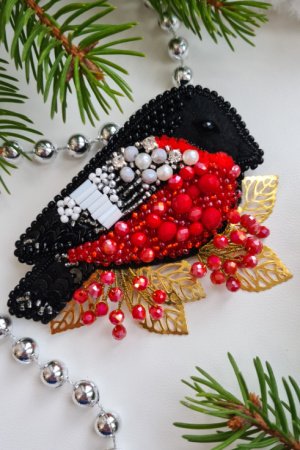 Работа Брошь "Снегирь"