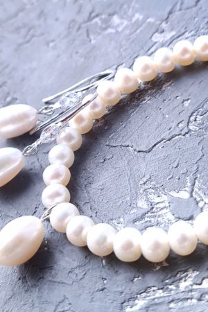 Робота Браслет та сережки з натуральних перлів з великою перлиною