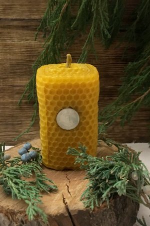 Работа Свеча из вощины "монетка на удачу".