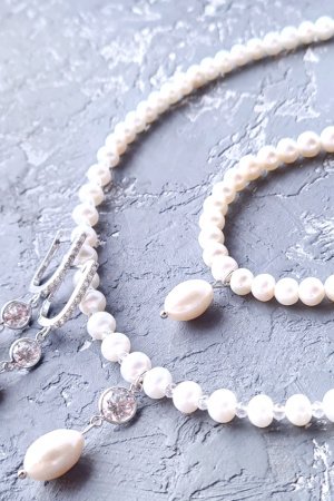 Работа Комплект из натурального жемчуга в серебре с кристаллами