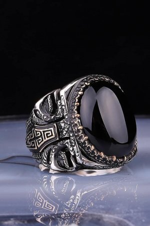 Работа Огромное кольцо мужское из серебра с черным камнем Оникс
