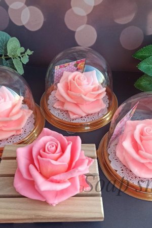 Работа Роза в куполе из мыла ручной работы