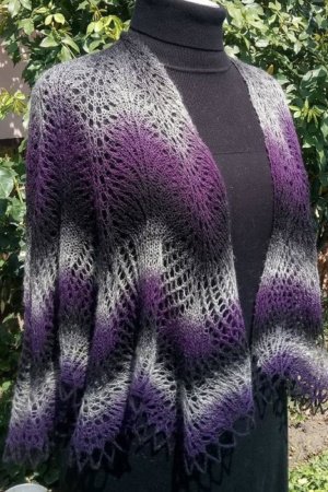 Работа Ажурная вязаная шаль из 100% овечьей шерсти  "Аметист"