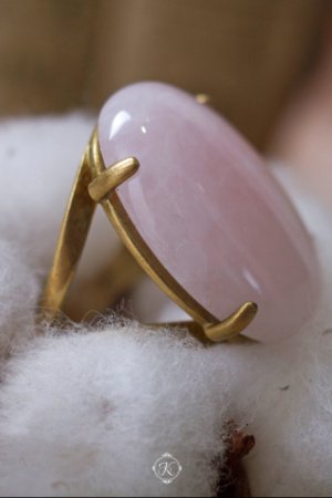 Работа Латунное кольцо с большим камнем розового кварца