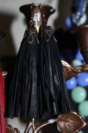 Работа Сережки кожаные 