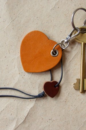 Работа Брелок сердечко орандж