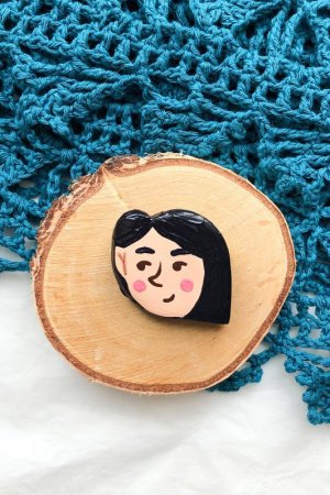 Работа Черноволосая брошь-барышня