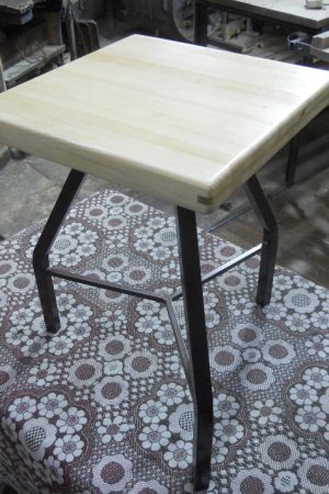 Робота Табурет трьох ногах