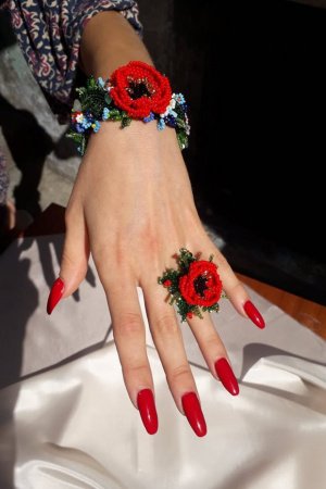 Работа Маки и васильки на темном фоне