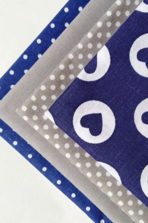 Робота Набір тканини для рукоділля сині сердечка з 4 шт.