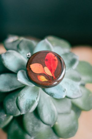 Робота Кулон з листочками барбарису, дерево і епоксидна смола