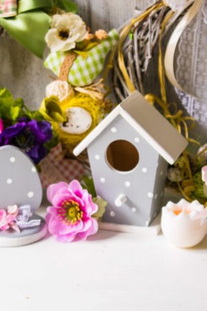 Работа Скворечник, яйцо и кролики декорированные