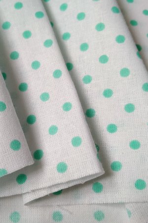 Работа Ткань хлопок ментоловый горох 4 мм на белом