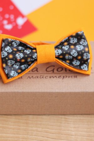 Работа Галстук-бабочка желто-оранжевый "Парад Катрин"