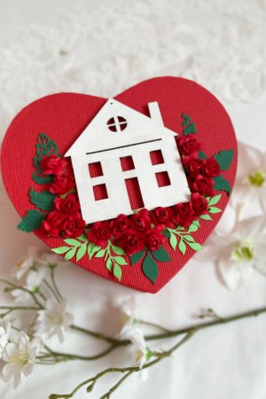Робота Коробка-ввлентинка з будиночком. 100 причин чому кохаю.