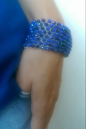 Работа СИНИЙ ШИРОКИЙ БРАСЛЕТ ИЗ БИСЕРА И ХРУСТАЛЬНЫХ БУСИН