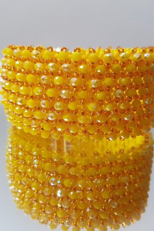 Работа Желтый широкий браслет из бисера и хрустальных бусин