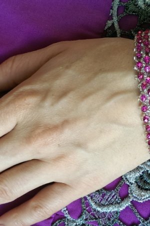 Работа ФИОЛЕТОВЫЙ ШИРОКИЙ БРАСЛЕТ ИЗ БИСЕРА И ХРУСТАЛЬНЫХ БУСИН