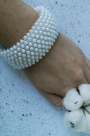 Работа БЕЛЫЙ ШИРОКИЙ БРАСЛЕТ ИЗ БИСЕРА И ХРУСТАЛЬНЫХ БУСИН