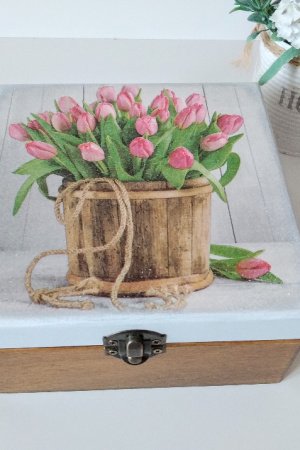 Робота Скринька з тюльпанами.