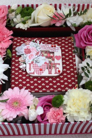 Робота альбом у квітковій композиції