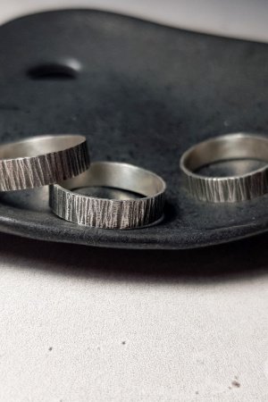 Работа Серебряная кольцо с кованой текстурой