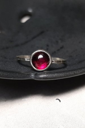 Работа Тоненькая серебряная кольцо с натуральным гранатом