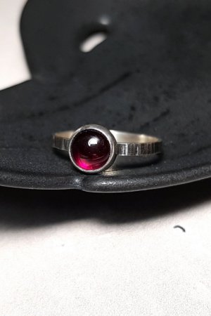 Работа Серебряная кольцо с натуральным гранатом